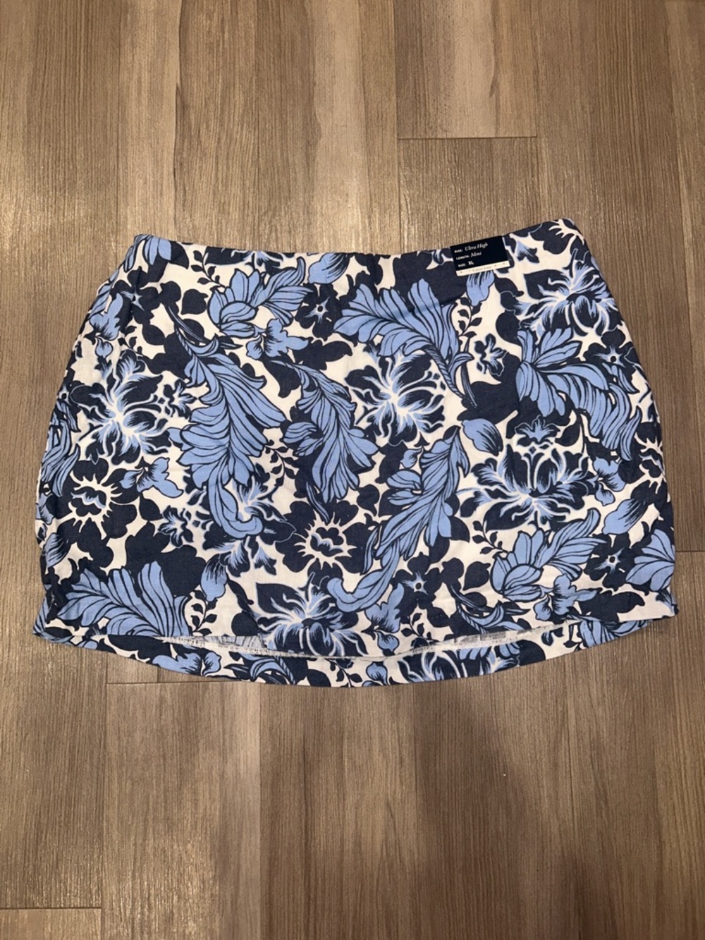 NWT Abercrombie Floral Print Blue and White Women's Skirt